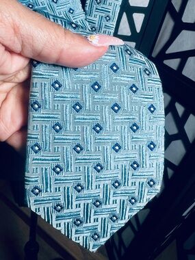 A Gold Pfeil Germany, Blue 100% silk necktie in a geometric textured pattern EUC